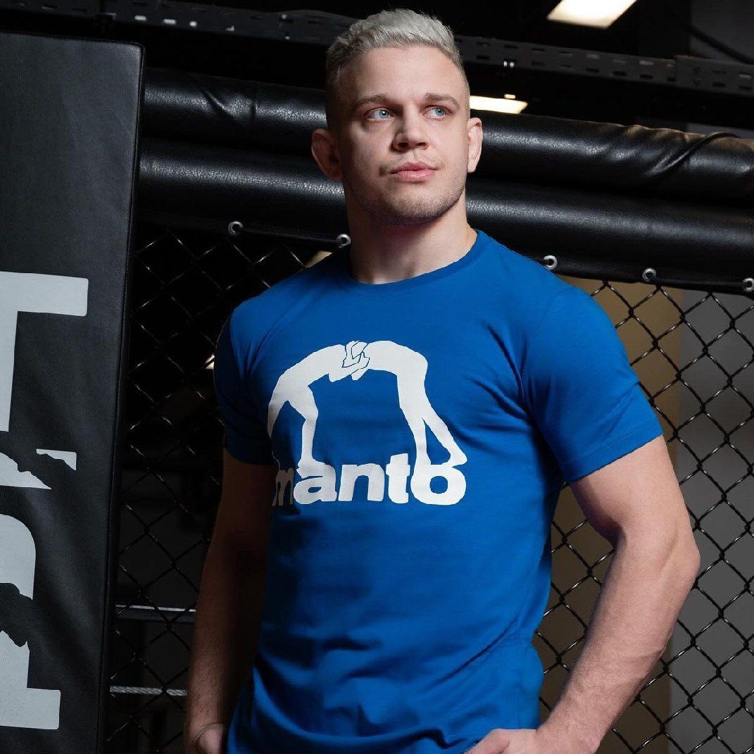 Спортсмен в синей футболке